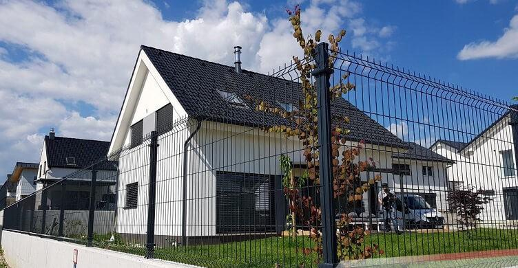 Antracit 3D panel kerítés modern ház előtt